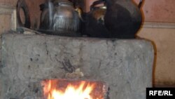 Mary etrabynyň käbir ýaşaýjylary gazyň güýjüniň juda pesdigini, şol sebäpli gündizlerine we gijelerine odun ýakyp ýylynýandyklaryny aýtdylar.