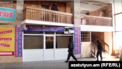 Сотрудники роты спецназначения на автовокзале «Киликия», Ереван, 11 марта 2019 г.