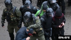 Силовики затримують протестувальників у Мінську, 15 листопада 2020 року