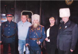 Представники «козацтва», створеного при посольстві Росії в Чехії. В центрі – архімандрит Сергій (Іванніков). Православному священнику було присвоєно козачий чин «осавула» і вручено козачу амуніцію. Зліва від нього – отаман Михайло Дзюба