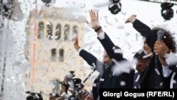 Հայաստան - Վարչապետ ընտրված Նիկոլ Փաշինյանը ողջունում է Երևանի Հանրապետության հրապարակում հավաքված բազմությանը, 8-ը մայիսի, 2020թ.