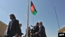 Ооганстан -- Ооган аткаминерлери Баграм түрмөсүн өткөрүп алуу салтанатында өлкө туусун көтөрүүдө. 10-сентябрь, 2012.