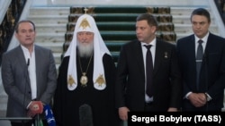 Слева направо: лидер общественной организации «Украинский выбор» Виктор Медведчук, патриарх Московский Кирилл, глава группировки «ДНР» Александр Захарченко и глава группировки «ЛНР» Леонид Пасечник во время пресс-подхода по итогам встречи относительно условий по обмену пленными между российскими гибридными силами в лице группировок «ДНР», «ЛНР» и властями Украины, Москва. 25 декабря 2017 года