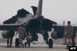 فرانسه (در تصویر جنگنده آن کشور در پایگاهی در امارات) اعلام کرده که در حمایت از عملیات نیروهای آمریکایی، دست به پروازهای شناسایی در عراق می‌زند