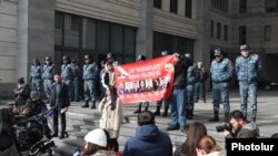 Акция протеста в защиту прав армянских пленных и заложников, незаконно удерживаемых в Баку,  перед зданием МИД Еревана, 17 января 2025 г.