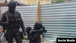 Памятник перед открытием, архивное фото