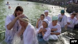 Баптисты исполняют традиционный религиозный обряд. Иллюстративное фото.   