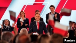 Консервативният кандидат на „Право и справедливост“ Карол Навроцки спечели 50,89% от гласовете на втория тур от президентските избори в Полша. 1 юни 2025 г.