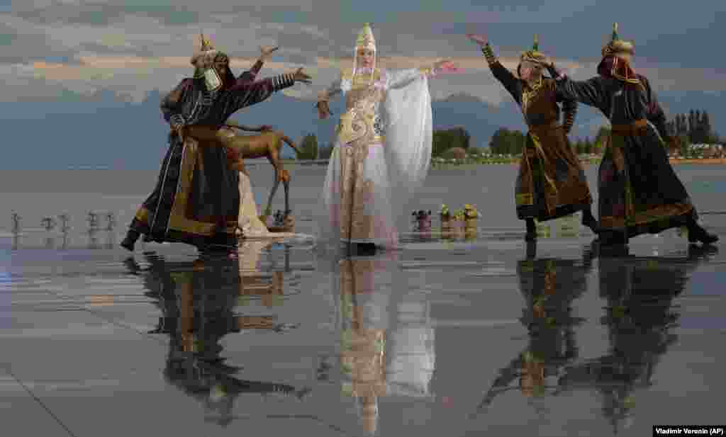 Мадэлькі па паказе моды вандроўных народаў у Кіргізстане.