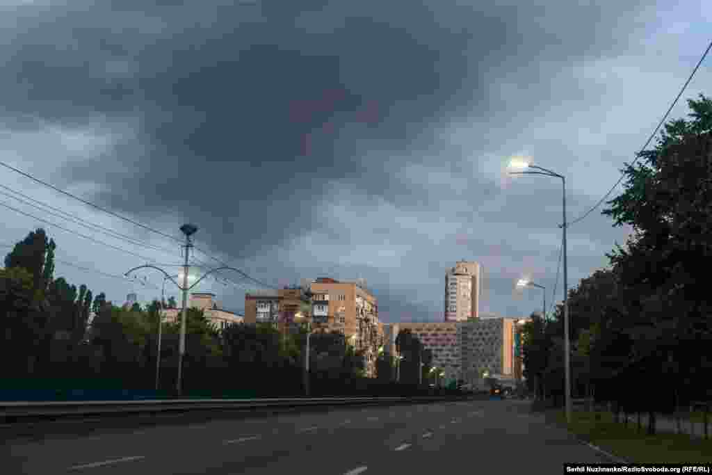 Стовп диму над Київом від пожеж, що виникли внаслідок російської атаки. В Міністерстві захисту довкілля повідомили, що у столиці спостерігається високий рівень забруднення повітря. Радіаційний фон у місті залишається в нормі