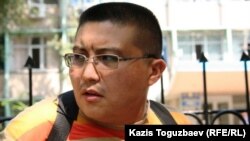 Қуанышбек Қари, Азаттық радиосының қызметкері Алмалы аудандық полиция басқармасының алдында. Aлматы, 26 тамыз 2010 жыл  