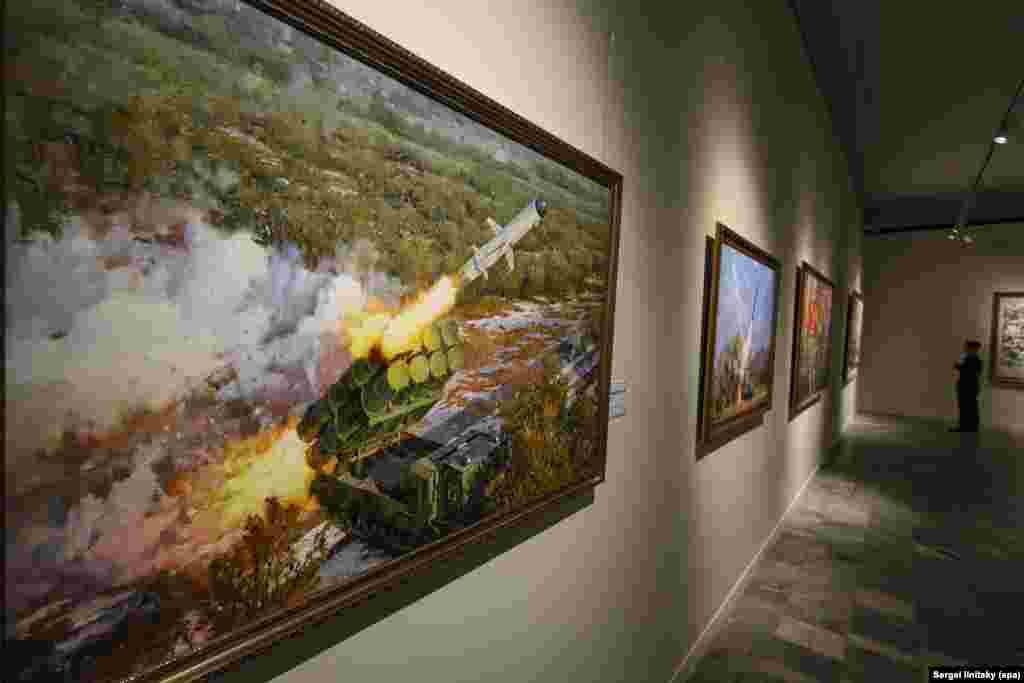 یک تابلوی نقاشی با عنوان «قدرت ما، موشک پاداسوری ۶» در نمایشگاه مسکو.این نمایشگاه که شامل ۱۲۳ نقاشی است، علاوه بر آثاری که جنگ در کورسک را به تصویر می‌کشند، مناظر، تجهیزات نظامی کره شمالی و زندگی روزمره ایده‌آل در این کشور استبدادی را نیز به نمایش می‌گذارد.