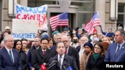 Прадстаўнік Кангрэсу ЗША Джэймі Раскін выступае каля будынка Агенцтва міжнароднага разьвіцьця ЗША (USAID) пасьля заяваў Ілана Маска, што вядзецца праца для яго закрыцьця. Вашынгтон, 3 лютага 2025