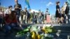 Киевляне несут цветы на место, где был убит Павел Шеремет
