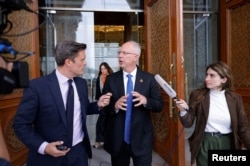 Голова російського Фонду прямих інвестицій Кирило Дмитрієв спілкується з представниками ЗМІ після виходу з готелю після переговорів між США та Росією в Ер-Ріяді, Саудівська Аравія, 18 лютого 2025 року