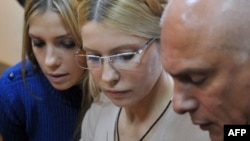 Олександр Тимошенко з дружиною та дочкою у залі Печерського райсуду