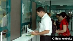 Türkmenistanda döwlet edaralarynyň birine ýüz tutýan raýatlar (Illýustrasiýa suraty)