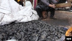 Ҳукумат ваъда қилган кўмирни ололмаган, уни бозордан тополмаган избосканликлар бошқа туманларга кўмир қидириб кетмоқда.