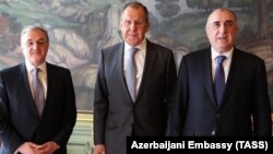 Слева направо: главы МИД Армении, России и Азербайджана – Зограб Мнацаканян, Сергей Лавров и Эльмар Мамедъяров, Москва, 15 апреля 2019 г.