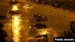 В некоторых местах поток воды оказался настолько сильным, что машины сносило с дороги