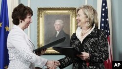 هیلاری کلینتون، وزیر امور خارجه آمریکا (راست) و کاترین اشتون، مسئول سیاست خارجی اتحادیه اروپا 