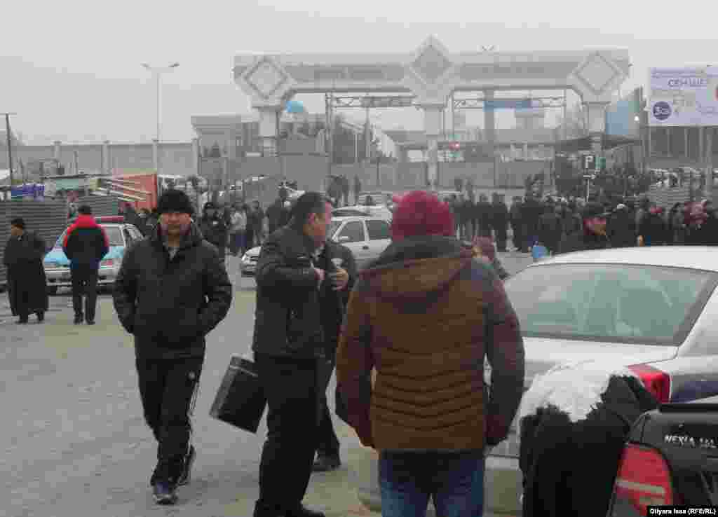 Таможенный пост &quot;Жибек жолы&quot; в казахстанских СМИ порой называют &quot;южными воротами&quot; страны.