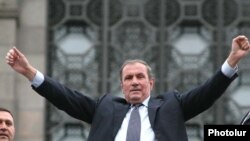 Лидер Армянского национального конгресса Левон Тер-Петросян во время одного из митингов АНК (архив)