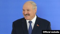 Александр Лукашенко добуш бергенден кийин журналисттердин суроолоруна жооп берүүдө. Минск, 11-октябрь.