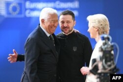 Президент Європейської Ради Антоніо Кошта, президентка Єврокомісії Урсула фон дер Ляєн вітають президента України Володимира Зеленського на спецзасіданні Євроради для обговорення подальшої підтримки України. Брюссель, 6 березня 2025 року