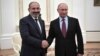 Президент России Владимир Путин (справа) принимает в Кремле премьер-министра Армении Никола Пашиняна, Москва, 8 сентября 2018 г․
