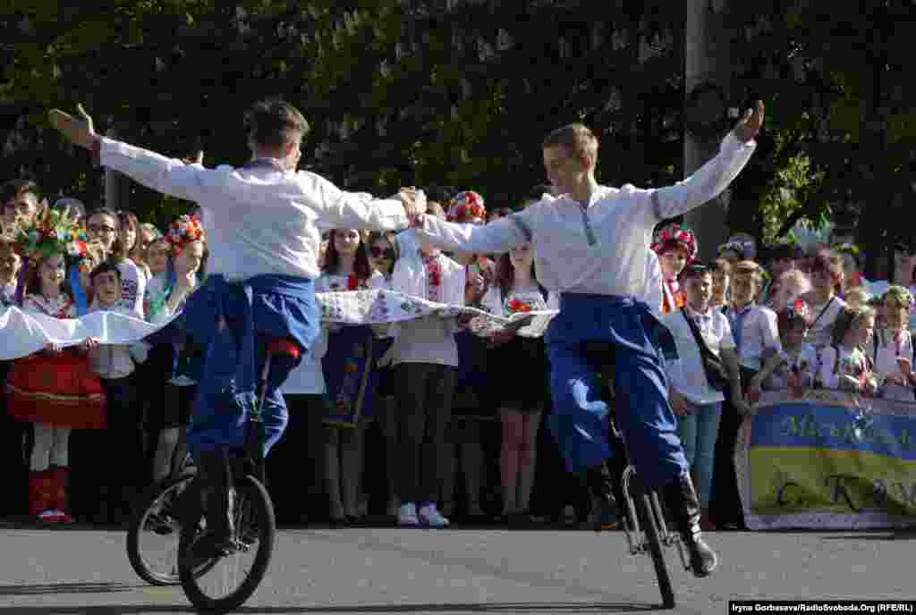 У театральному сквері міста і учасників, і глядачів, яких теж було чимало, чекали виступи самодіяльних танцювальних колективів