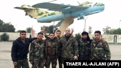 چند تن از نیروهای هودار اسد، در پایگاه هوایی دیرالزور