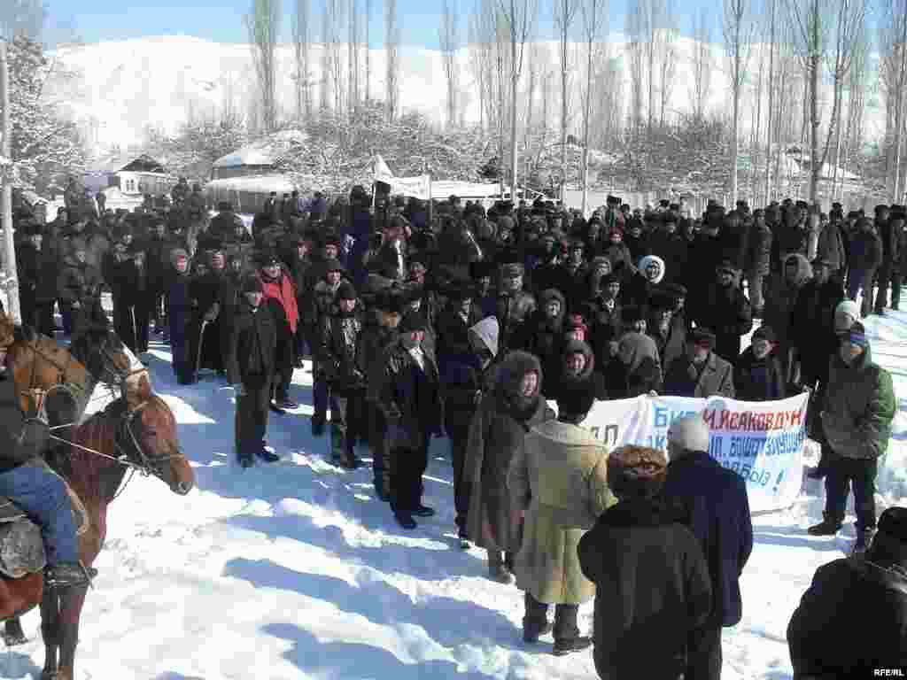 Исмаил Исаковдун жети жүздөн ашуун таламдашы Гүлчө кыштагындагы борбордук спорт майданында митинг өткөрүп, генералдын, ошондой эле Петровкадагы жана Балыкчыдагы оппозиция өкүлдөрүнүн абактан токтоосуз бошотулушун, өлкөнү ар тараптуу кризиске кептеген Бакиев бийлигинин кызматтан кетүүсүн талап кылышты.  