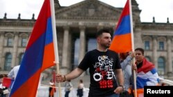 Армяне возле здания Бундестага (Рейхстага), Берлин, 2 июня 2016 г.
