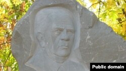 Mustafa Selimovnıñ Kökközdeki eykeli