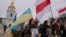 Люди вшановували пам&#39;ять загиблих за Україну білорусів, тримаючи в руках їхні портрети, прапори України та біло-червоно-білі стяги (історичний прапор Білорусі)