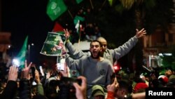 Агентство AFP написало, что недалеко от военной тюрьмы Офер в Бейтунии толпа людей встречала аплодисментами автобусы с освобожденными заключенными