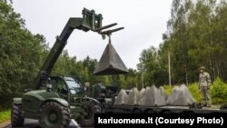 Усталяваньне «зубоў цмока» у літоўскіх пунктах пропуску на мяжы зь Беларусьсю, жнівень 2025 году. Ілюстрацыйнае фота