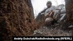 Український солдат у окоп на передовій позиції української армії під Золоте-4, лютий 2020 року