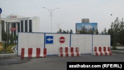 Aşgabadyň S.Türkmenbaşy şaýolunyň Oguzhan köçesi bilen çatrygy.