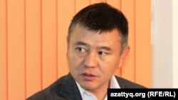 Азаматтық белсенді Мұхтар Тайжан Азаттықтағы онлайн-конференцияда оқырмандар сұрағына жауап беріп отыр. Алматы. 20 қараша 2013 жыл.  