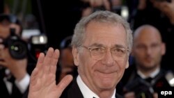 France -- US director Sydney Pollack arriving at the Palais des Festivals, 26May2006