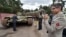 Военные атташе иностранных посольств в Киеве осматривают российский танк, отбитый у сепаратистов