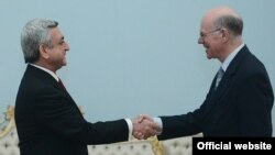 Президент Армении Серж Саргсян принимает председателя Бундестага Германии Норберта Ламмерта (справа), Ереван, 6 марта 2013 г. Фотография - официальный веб-сайт президента Армении