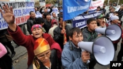 "Ата-Журттун" камактагы депутаттарын бошотууну талап кылган митинг. Бишкек, 17-октябрь, 2012. 