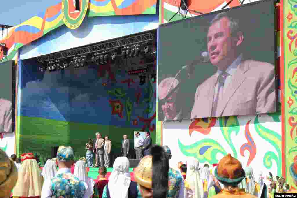 Татарстан президенты Рөстәм Миңнеханов чыгыш ясый