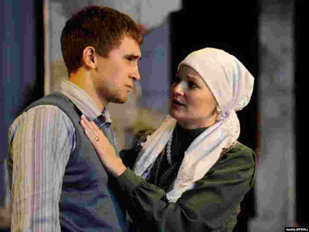 Туфан Миңнуллинның &quot;Төш&quot; спектакленнән күренеш