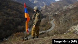 Военнослужащий Армии обороны Нагорного Карабаха во время боевого дежурства (архив)