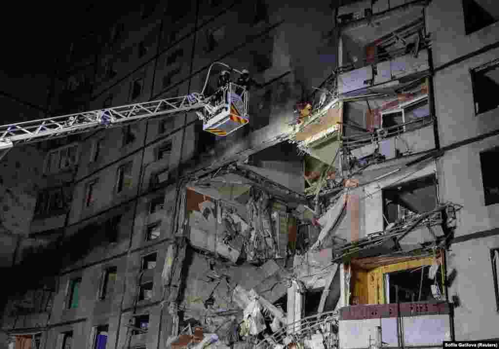 Рятувальники намагаються загасити пожежу, яка виникла в результаті удару, Харків, 30 жовтня 2024 року.&nbsp;Унаслідок удару були зруйновані кілька поверхів (від 6-го до 3-го) дев&#39;ятиповерхового будинку