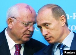 گورباچف در کنار پوتین در دسامبر ۲۰۰۴